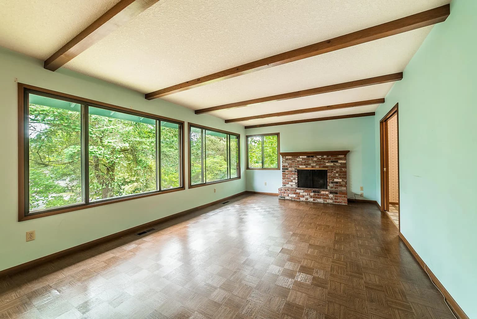 1923 Sylvan Way - Thumbnail 2