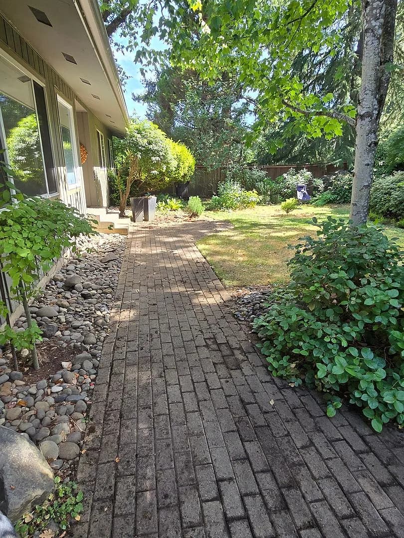 2422 Hillcrest Ct - Thumbnail 2