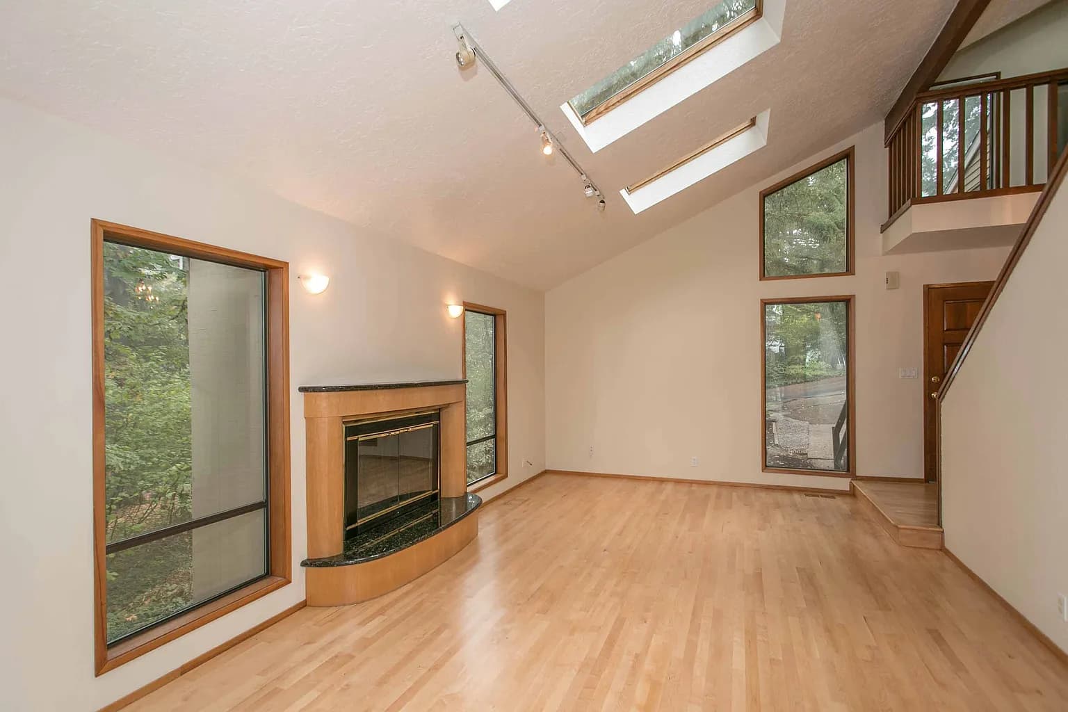 2545 Hillcrest Ct - Thumbnail 5