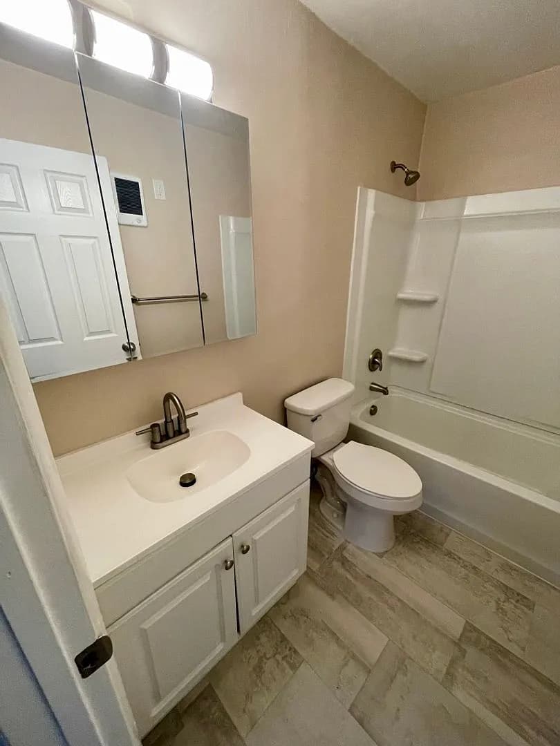 10735 SW 69th Ave APT 18 - Thumbnail 5