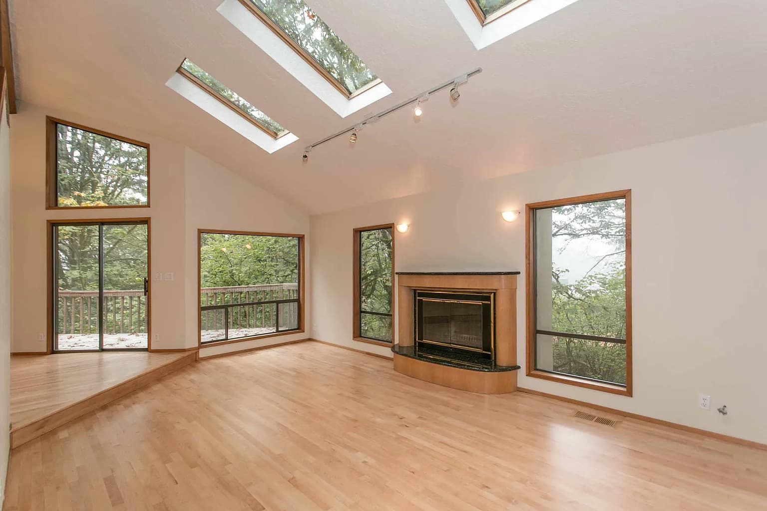 2545 Hillcrest Ct - Thumbnail 6