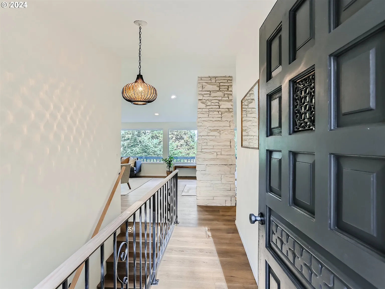 2082 Sylvan Way - Thumbnail 2