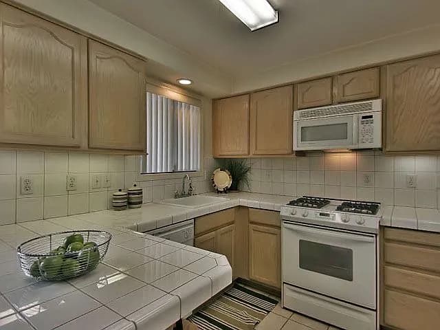 2565 Woodhill Ct - Thumbnail 3