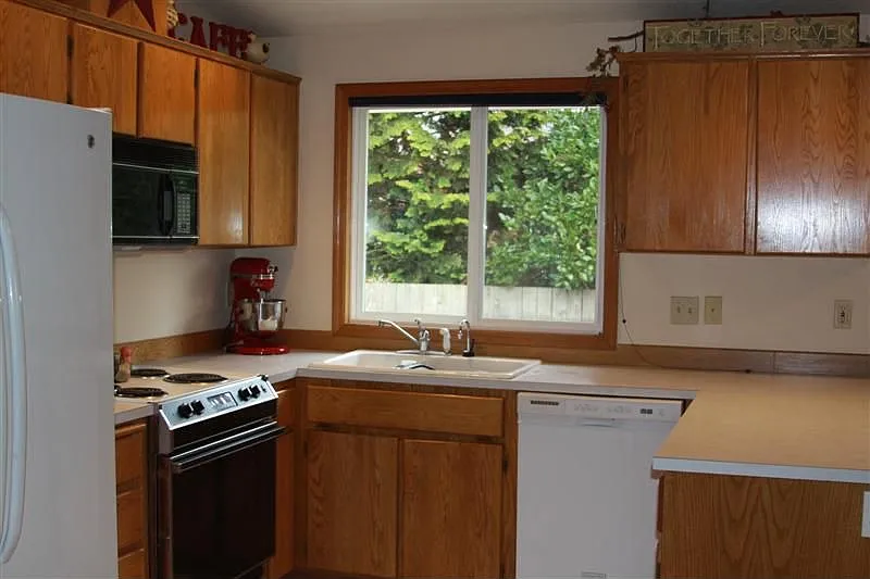 12180 SW North Dakota St - Thumbnail 2