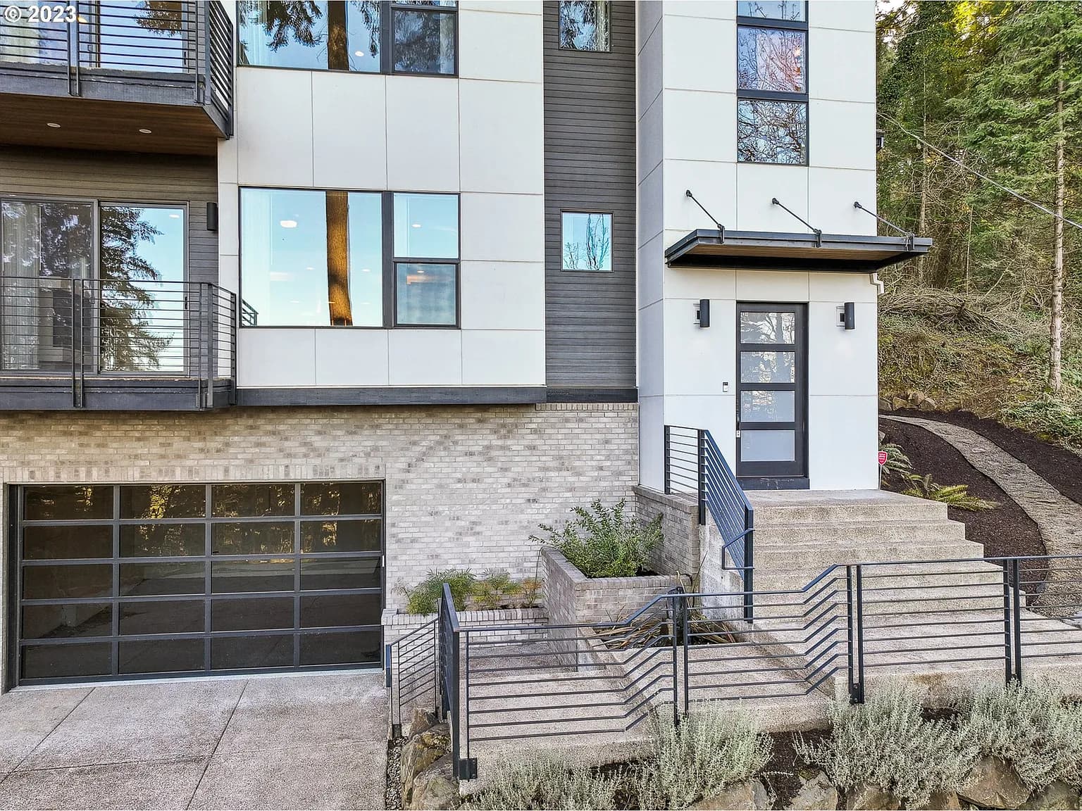 19145 View Dr - Thumbnail 2