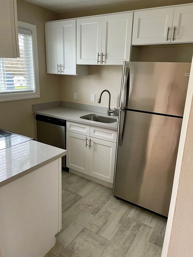 10735 SW 69th Ave APT 18 - Thumbnail 4