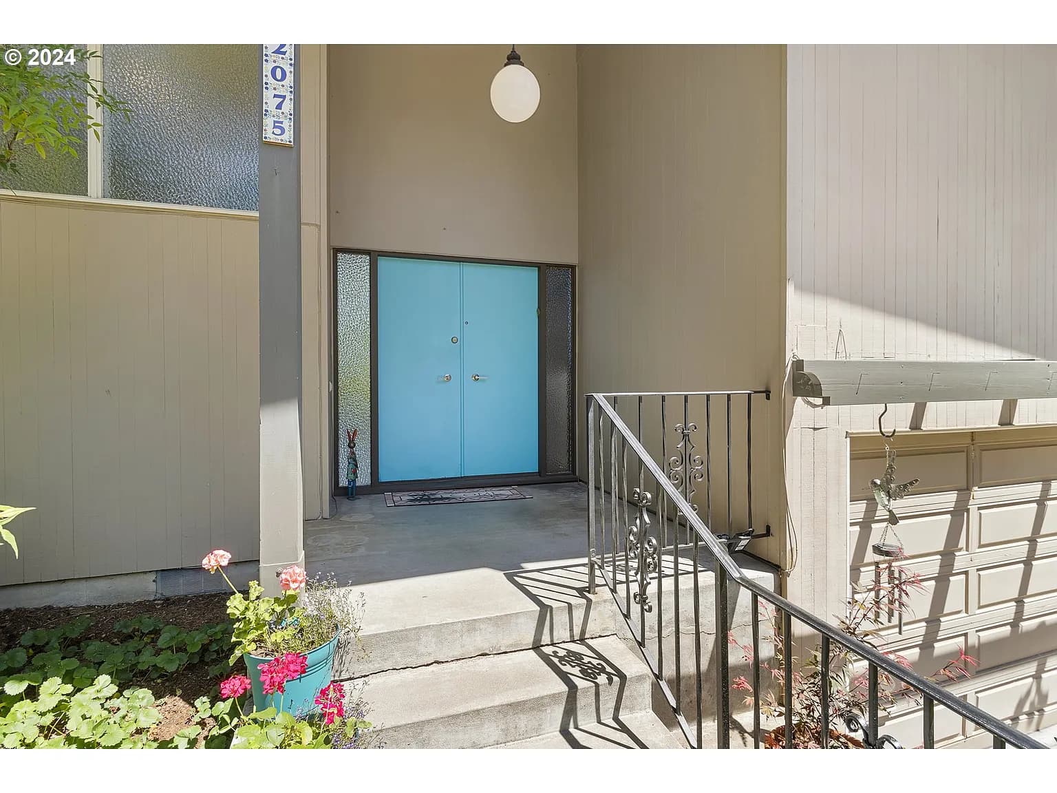 2075 Hillcrest Dr - Thumbnail 2