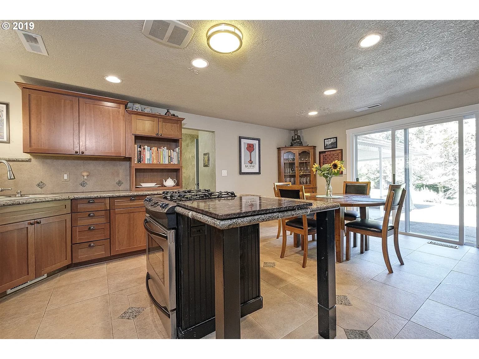 2195 Hillcrest Dr - Thumbnail 6