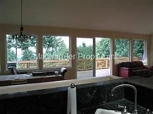 2530 Hillcrest Dr - Thumbnail 4