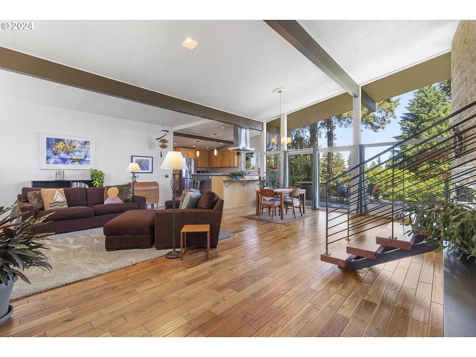 2075 Hillcrest Dr - Thumbnail 4