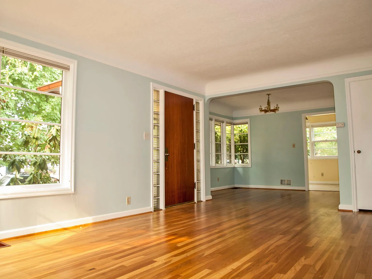 4340 SE Woodward St - Thumbnail 2