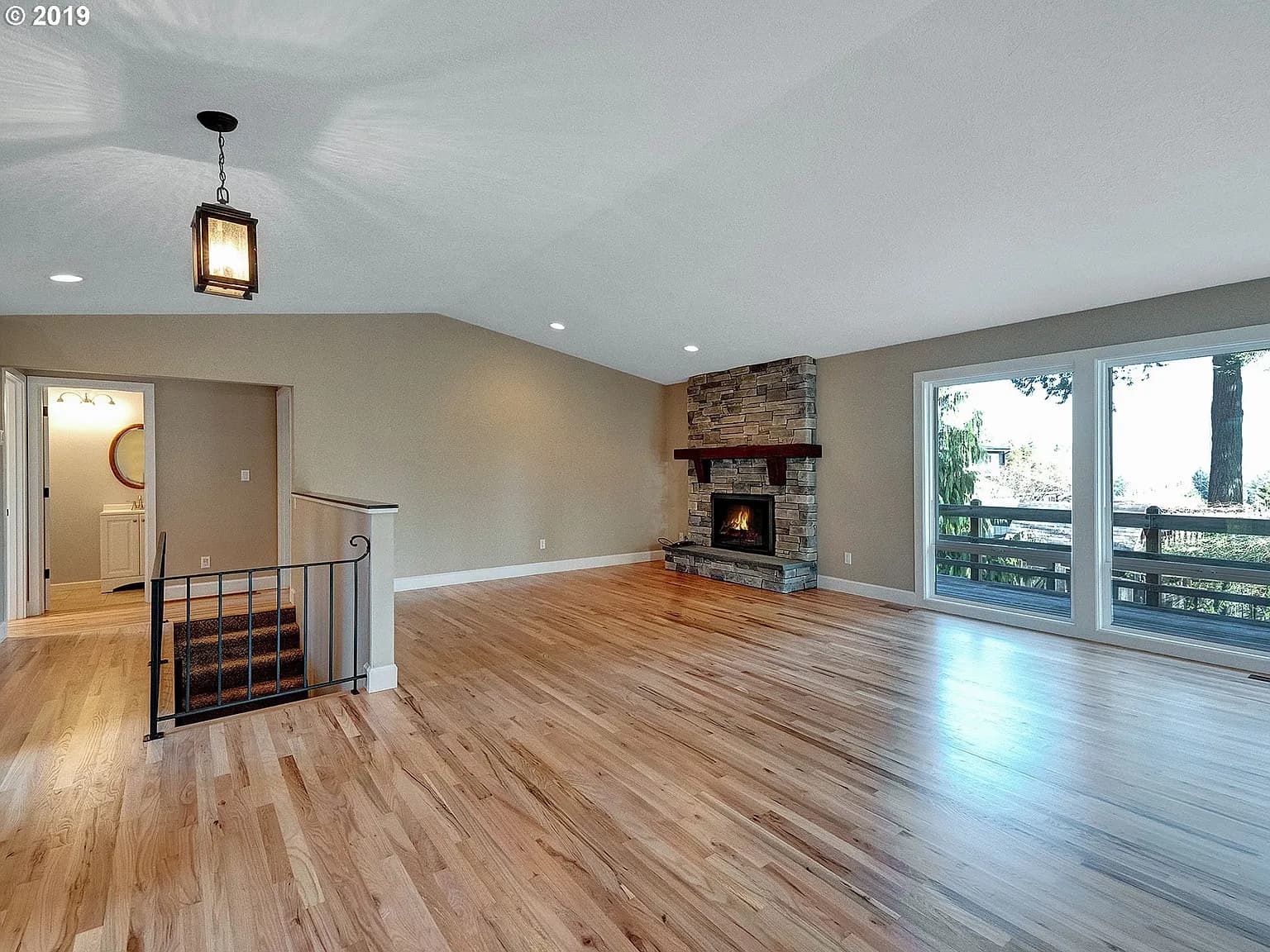 1751 Hillcrest Dr - Thumbnail 2