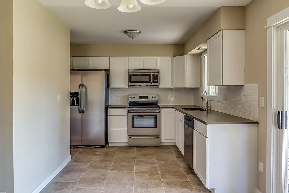 12132 SW Summer St - Thumbnail 5