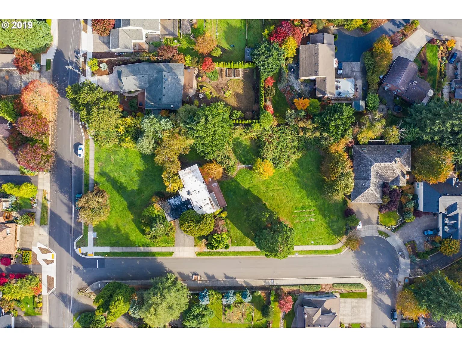 19310 Suncrest Dr - Thumbnail 2