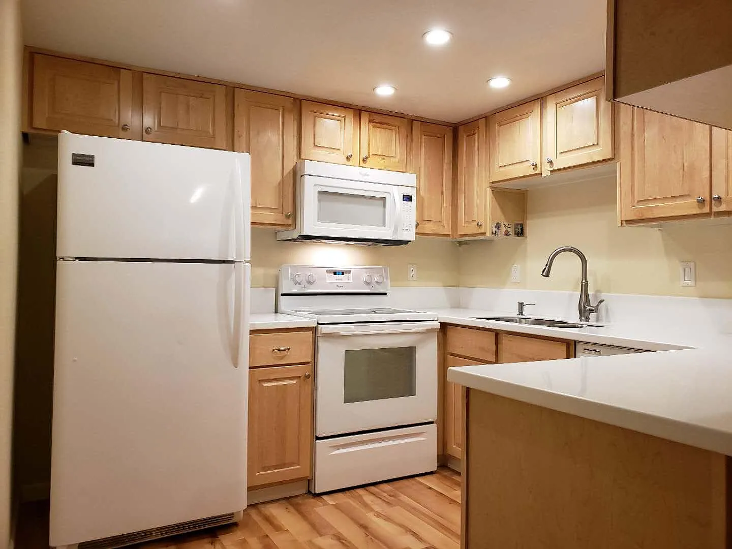 86 Kingsgate Rd UNIT D104 - Thumbnail 6