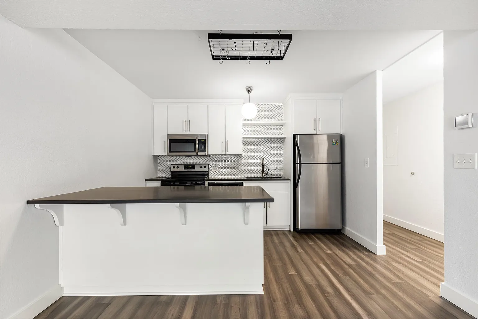 111 SW Harrison St APT 3E - Thumbnail 4