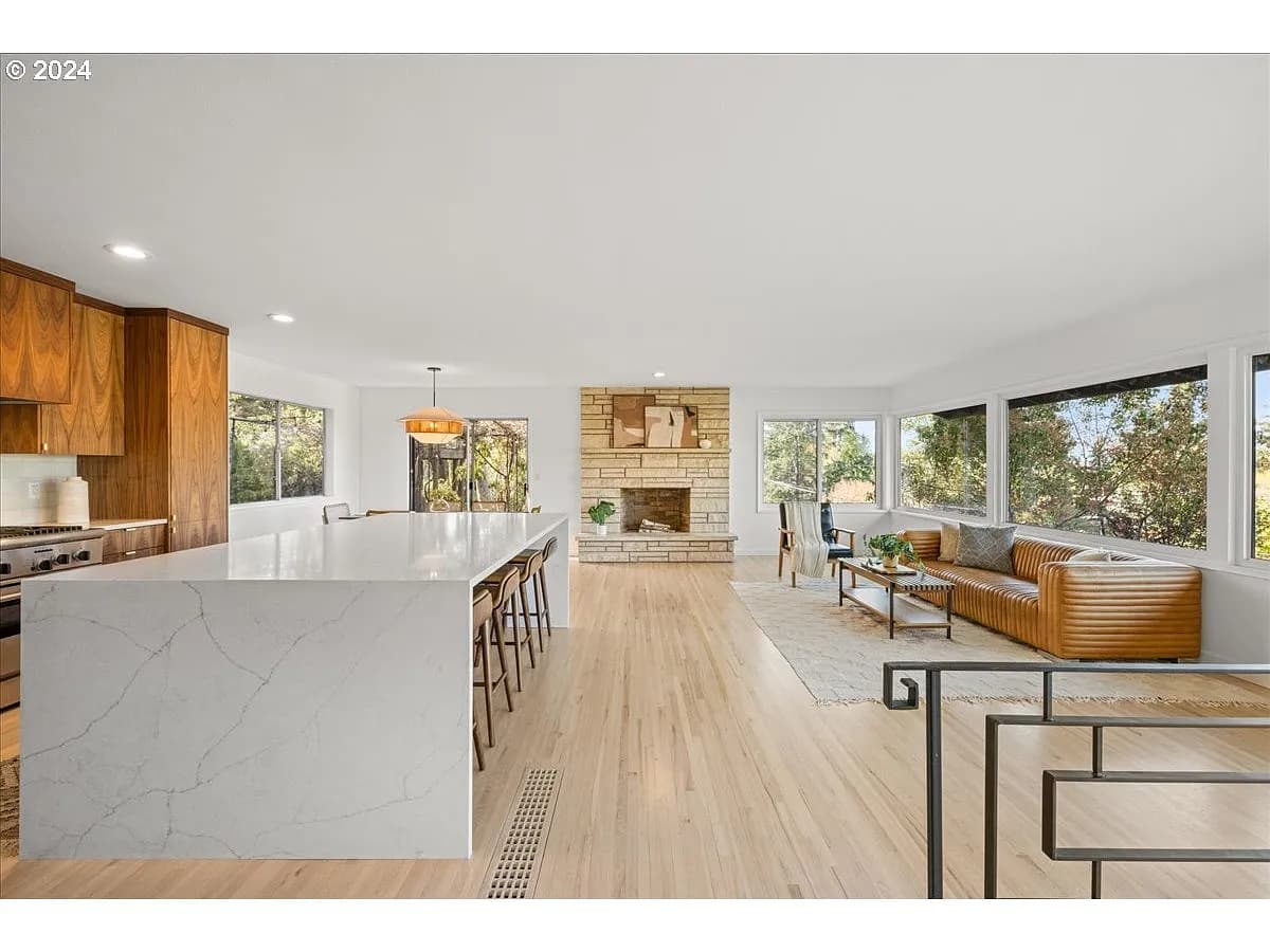 1790 Hillcrest Dr - Thumbnail 2