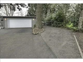 2222 Hillcrest Dr - Thumbnail 2