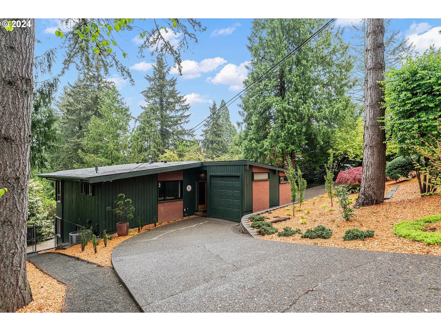 2085 Sylvan Way - Thumbnail 2