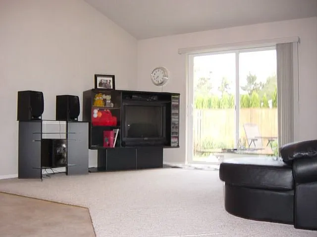 15084 Persimmon Way - Thumbnail 2