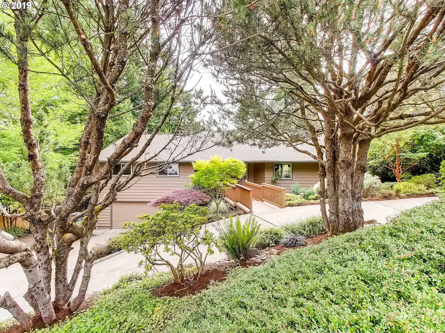 2730 Hillcrest Dr - Thumbnail 2