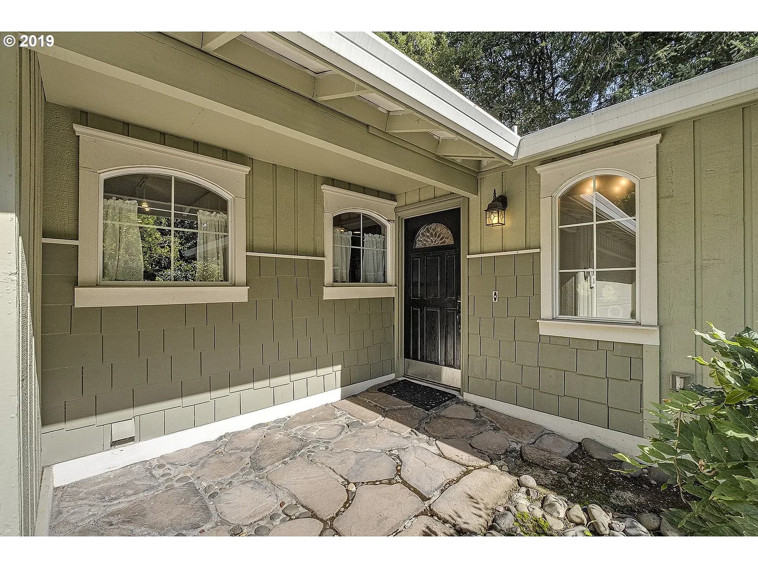 2195 Hillcrest Dr - Thumbnail 3