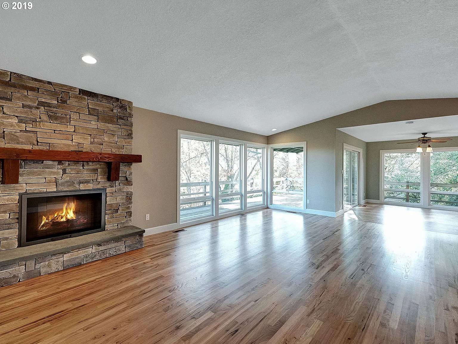 1751 Hillcrest Dr - Thumbnail 3