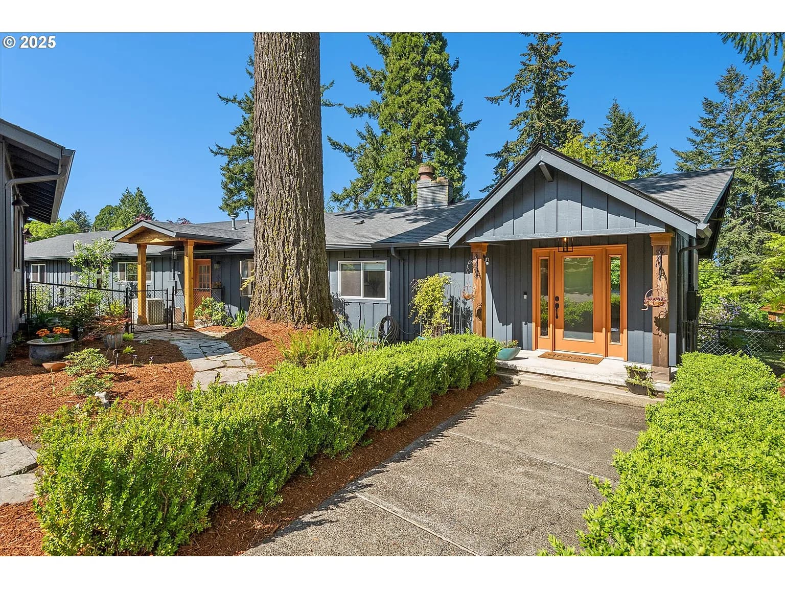 2475 Hillcrest Dr - Thumbnail 2