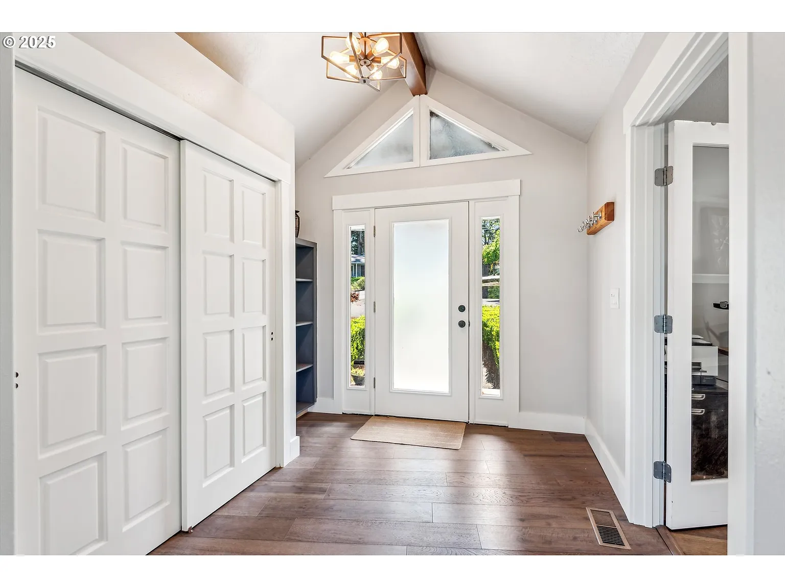 2475 Hillcrest Dr - Thumbnail 4