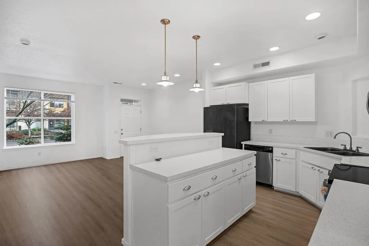 2306 NE Redelfs Way - Thumbnail 4