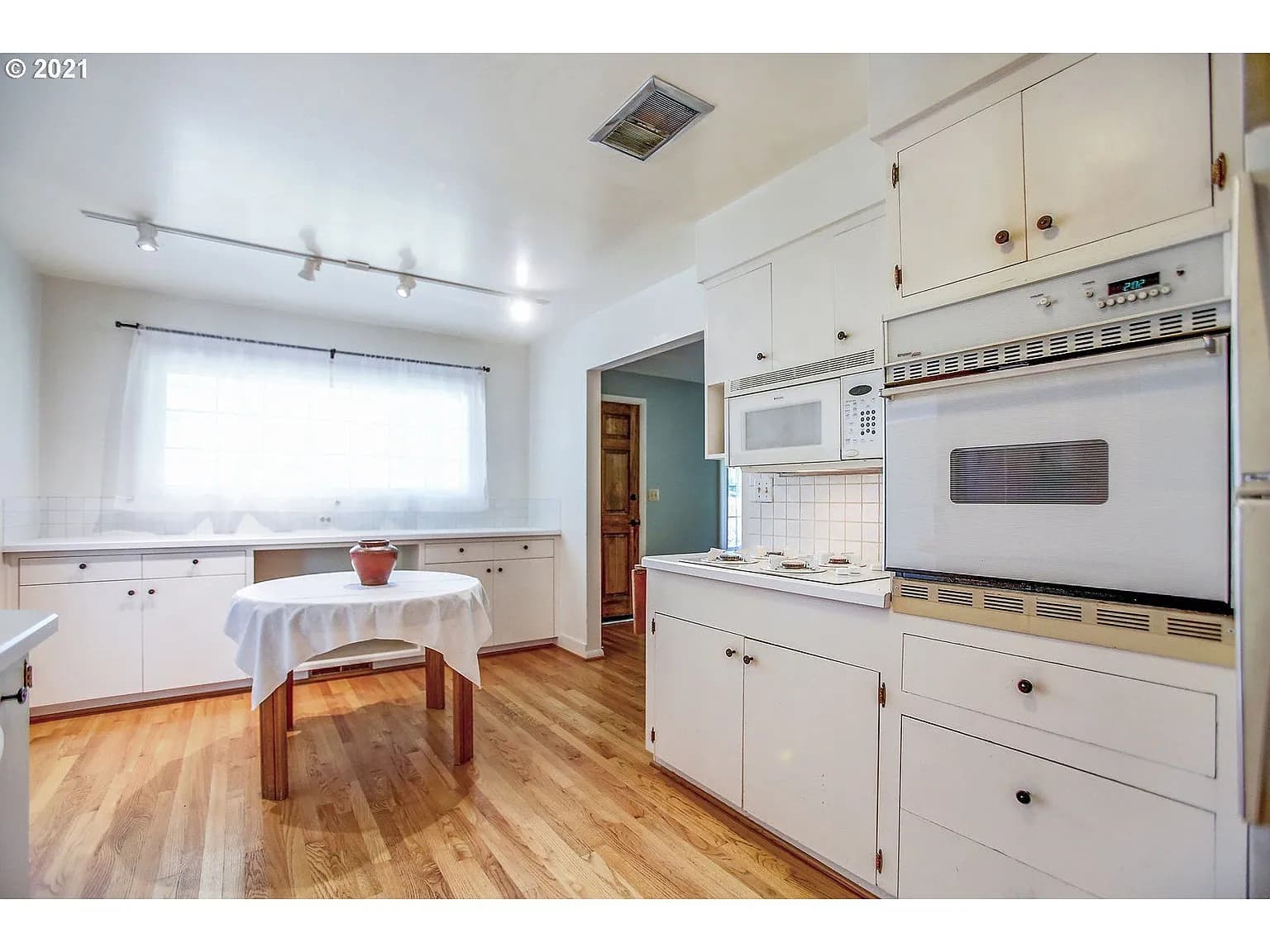 2292 Hillcrest Dr - Thumbnail 4