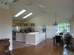 2530 Hillcrest Dr - Thumbnail 3