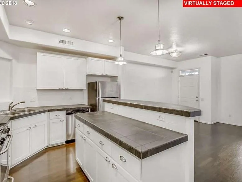 2310 NE Redelfs Way - Thumbnail 6