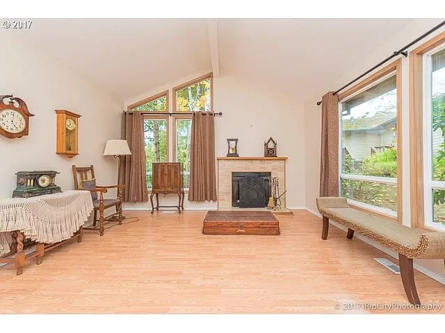 17643 SW Janell Ct - Thumbnail 3