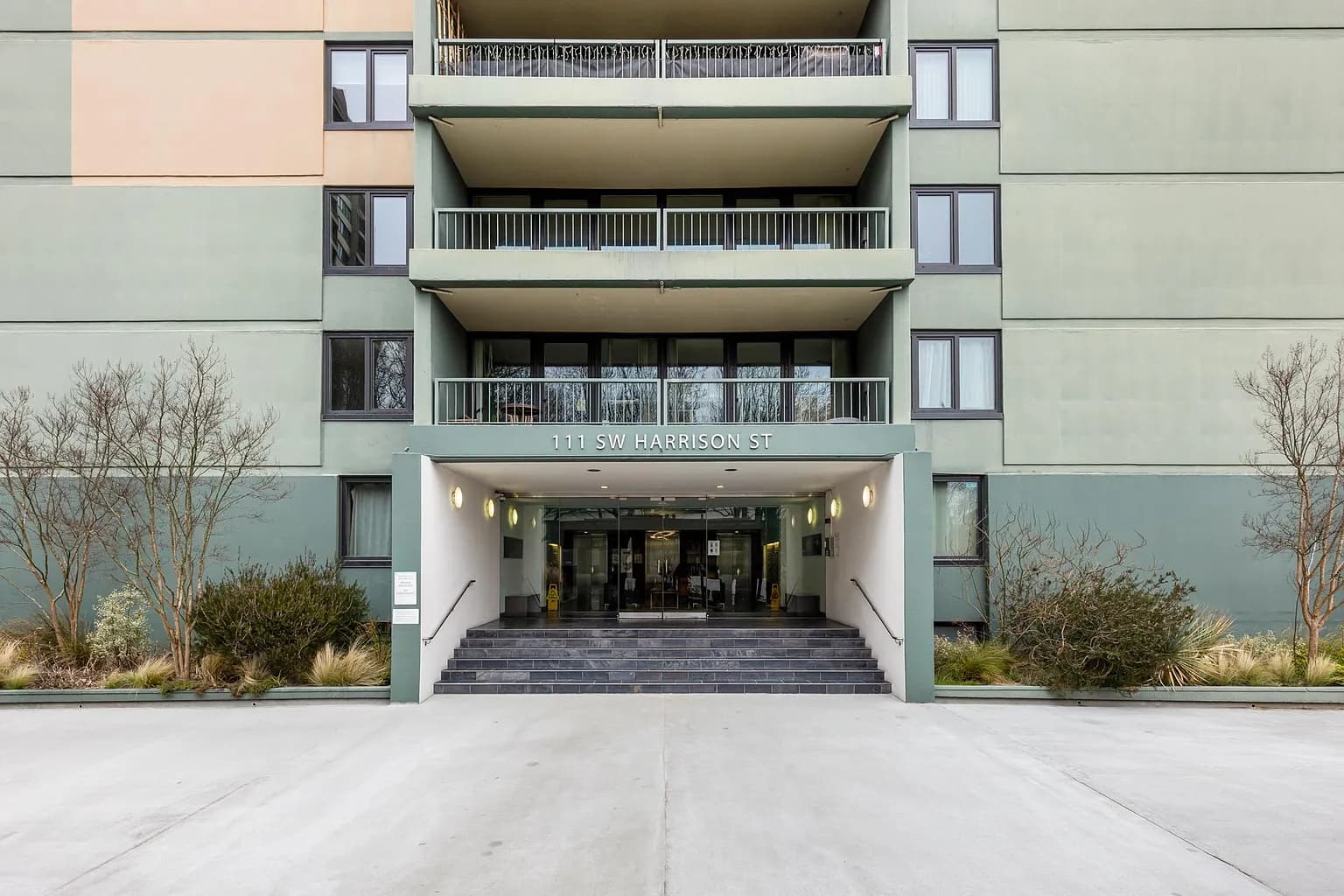 111 SW Harrison St APT 3E - Thumbnail 2