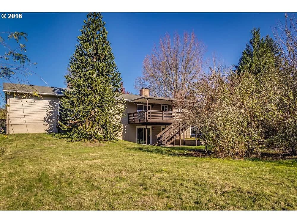 12130 SW Summer St - Thumbnail 2