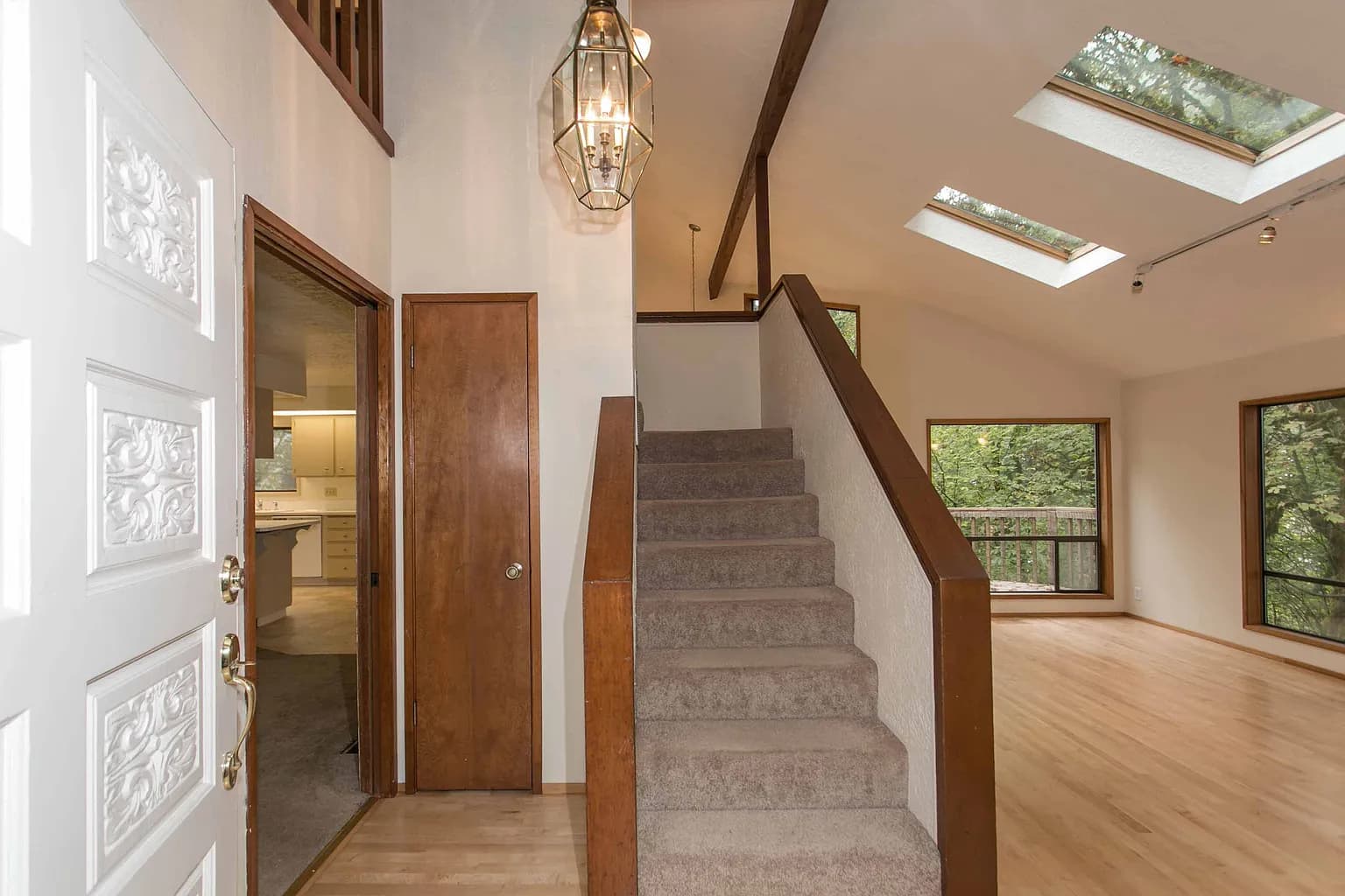 2545 Hillcrest Ct - Thumbnail 4