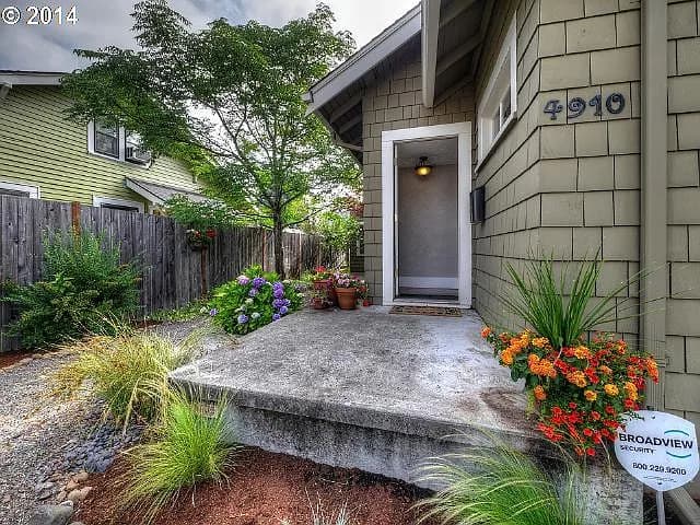 4910 SE 75th Ave - Thumbnail 3