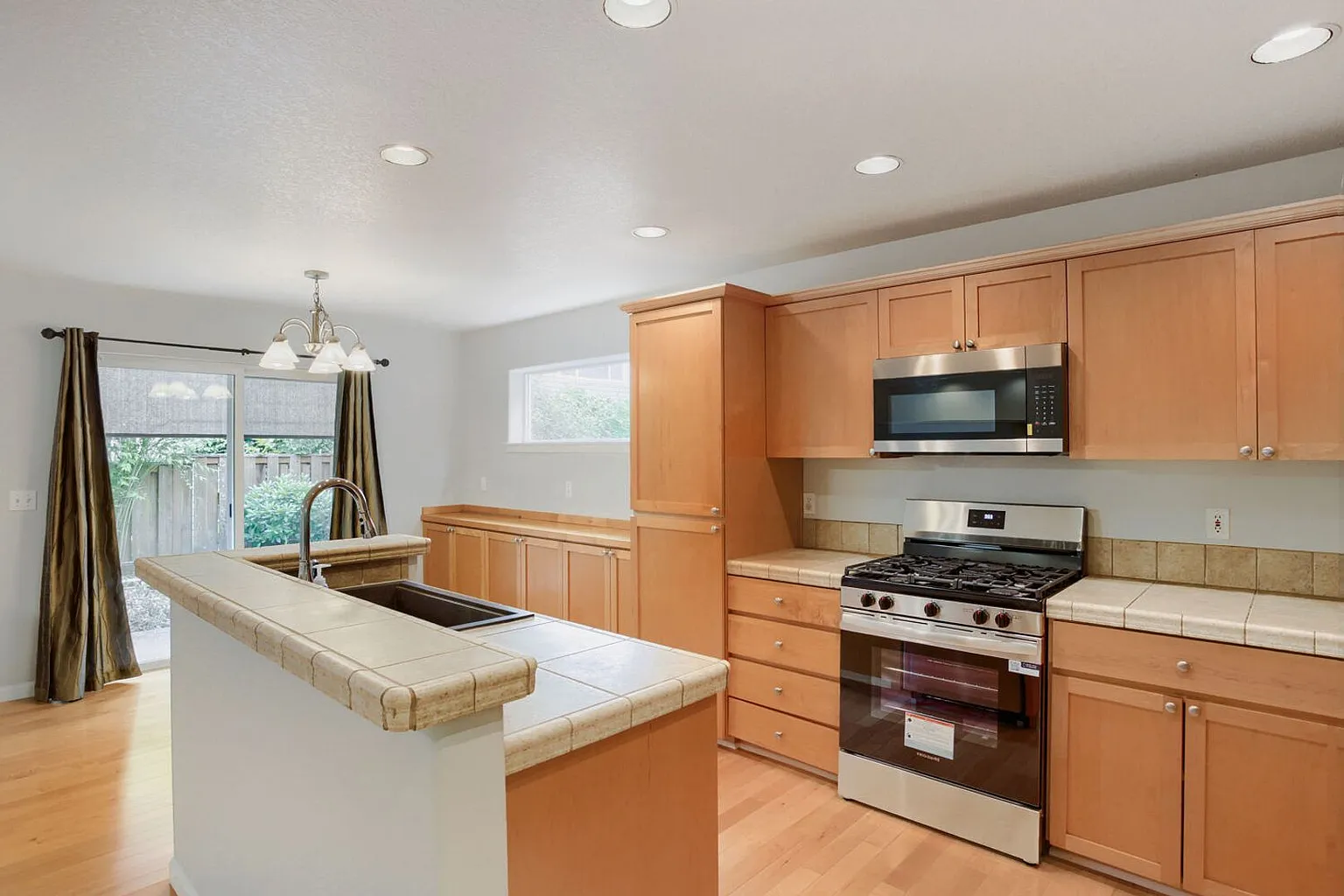 547 NE 61st Pl - Thumbnail 4