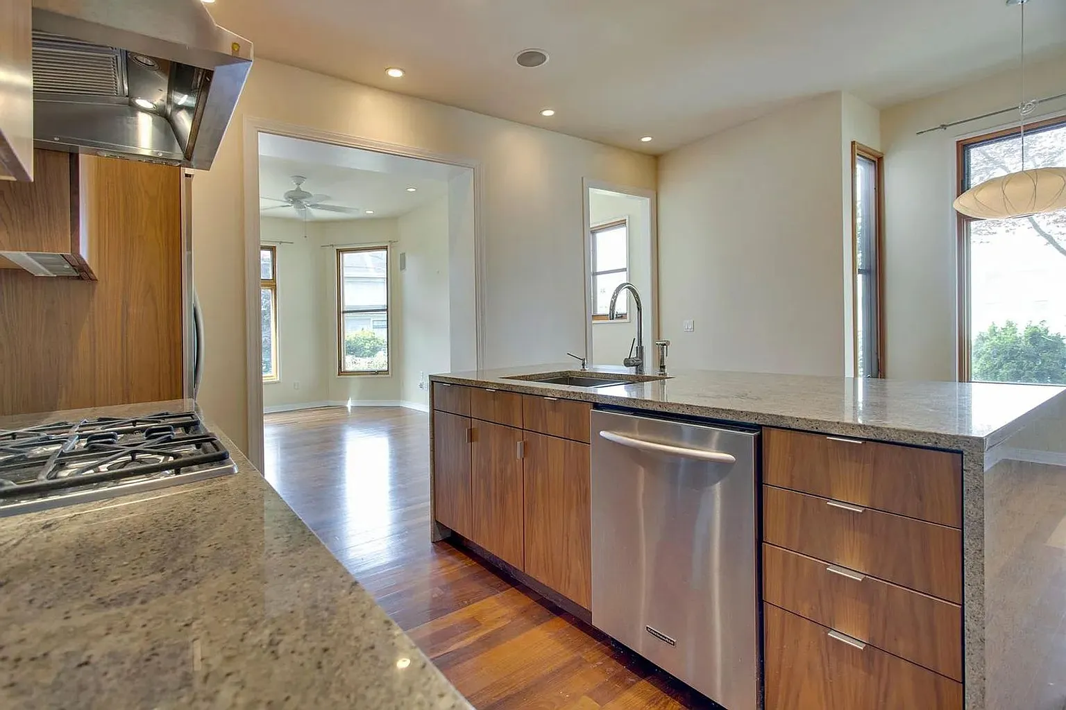 1511 NE Tillamook St APT 2 - Thumbnail 2