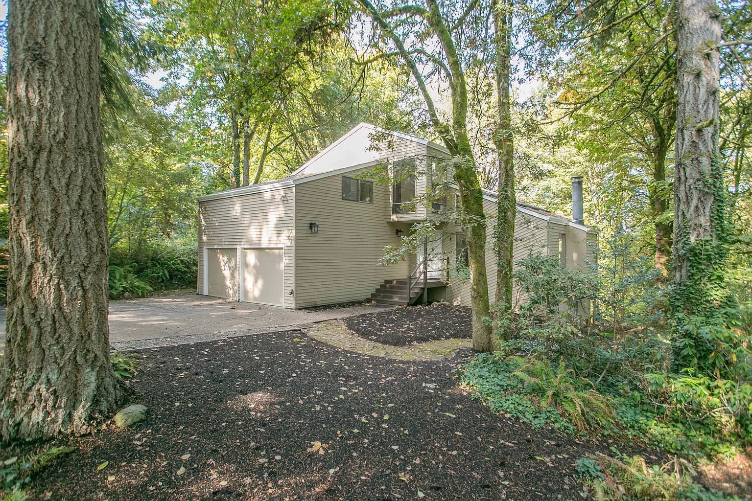 2545 Hillcrest Ct - Thumbnail 2