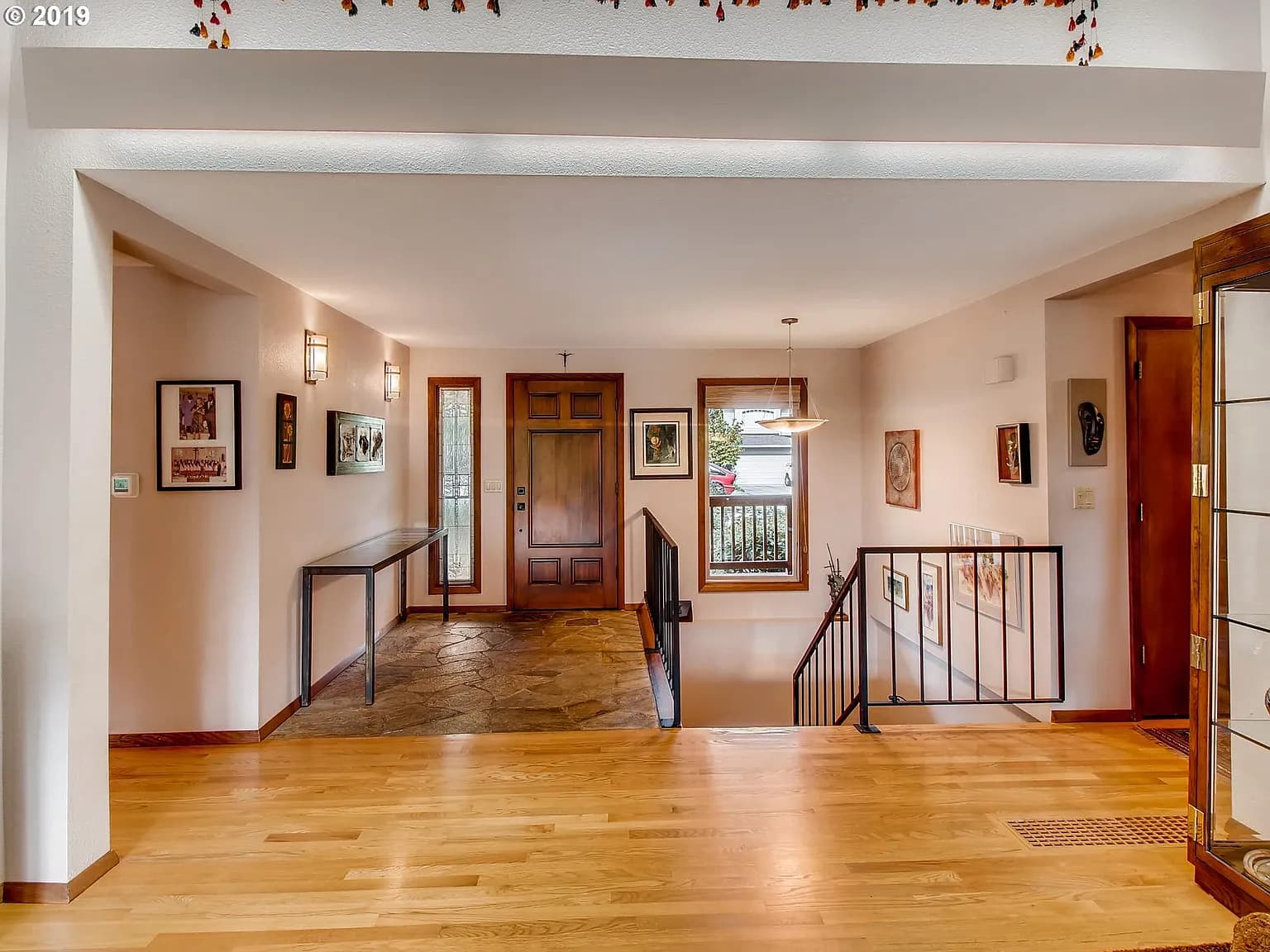 2730 Hillcrest Dr - Thumbnail 3