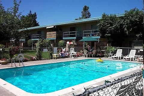 957 NE 122nd Ave APT 215 - Thumbnail 2