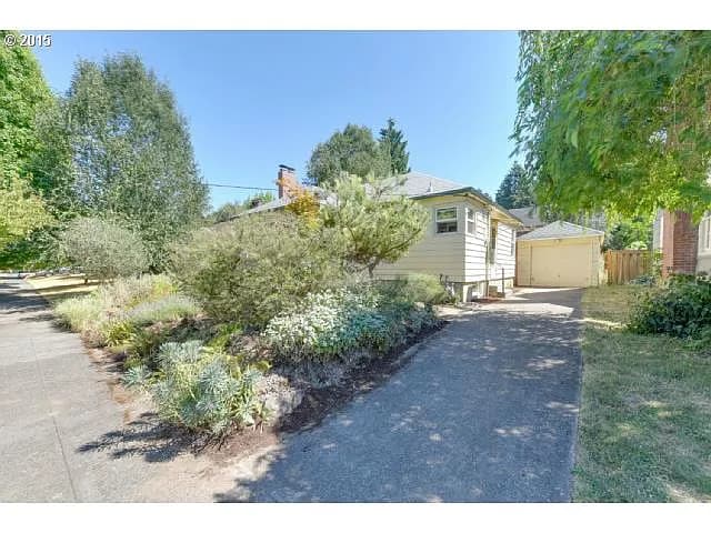 4330 SE Woodward St - Thumbnail 2